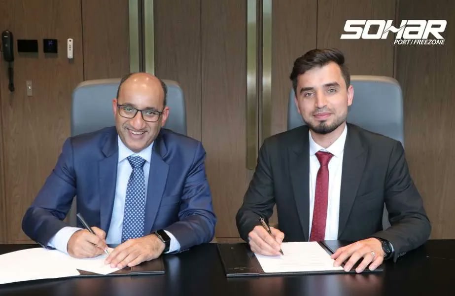 Fayaz Hameedi and the Sohar Freezone CEO at the partnership signing